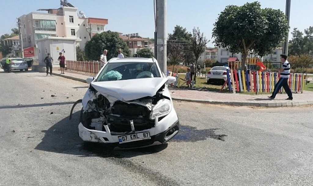 Yaralamalı trafik kazasına karışan otomobil, çocuk parkına daldı
