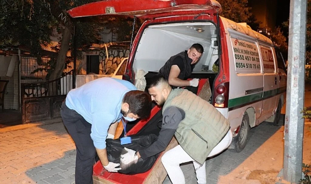 Yaşadığı dairede babası tarafından ölü bulundu