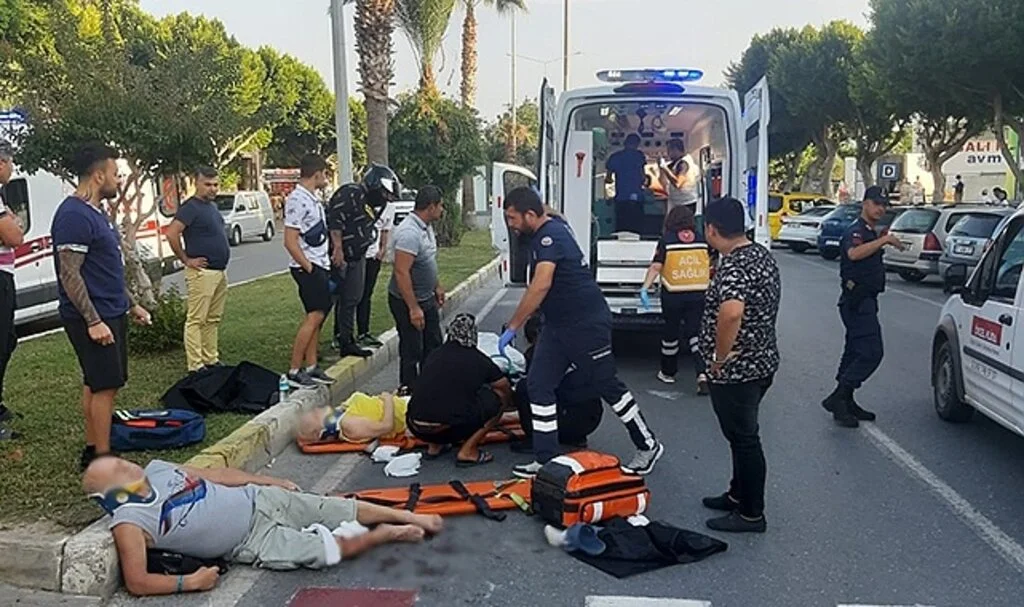 Yaya geçidinde motosikletin çarptığı Polonyalı turistler yaralandı