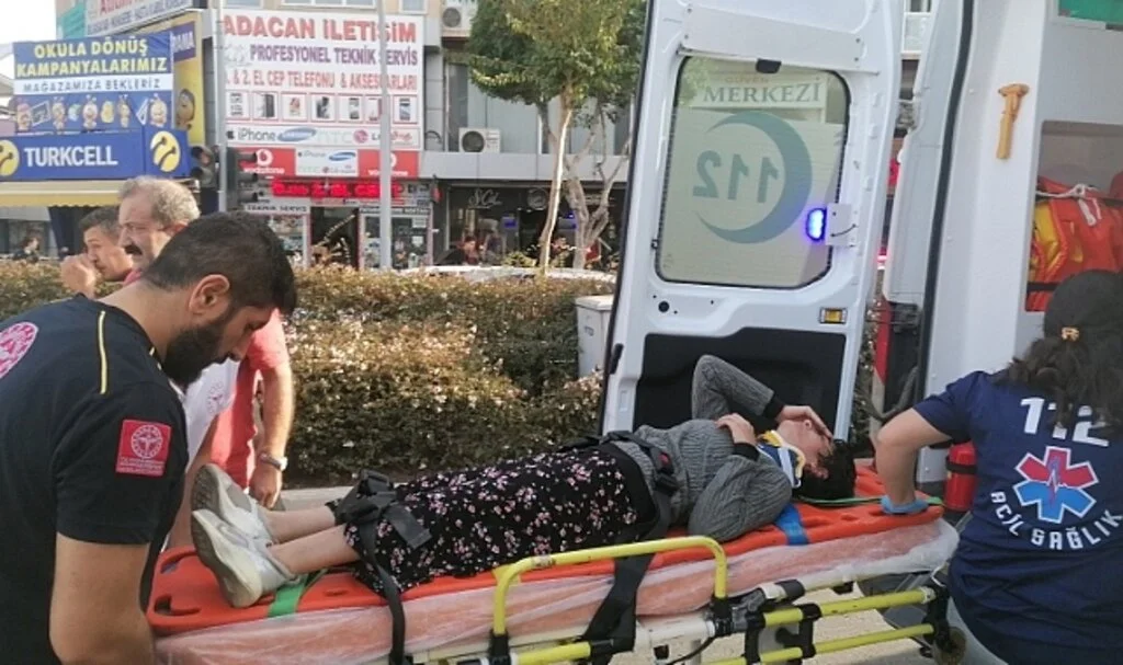 Yaya geçidinde otomobilin çarptığı genç kız yaralandı