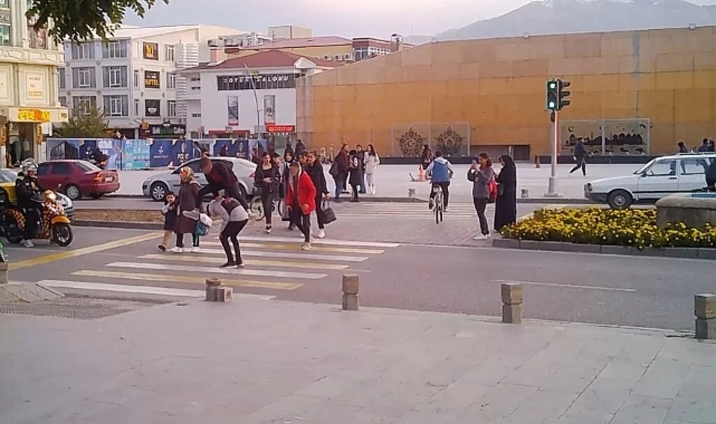 Yaya geçidinde tehlikeli oyun: Birdirbir