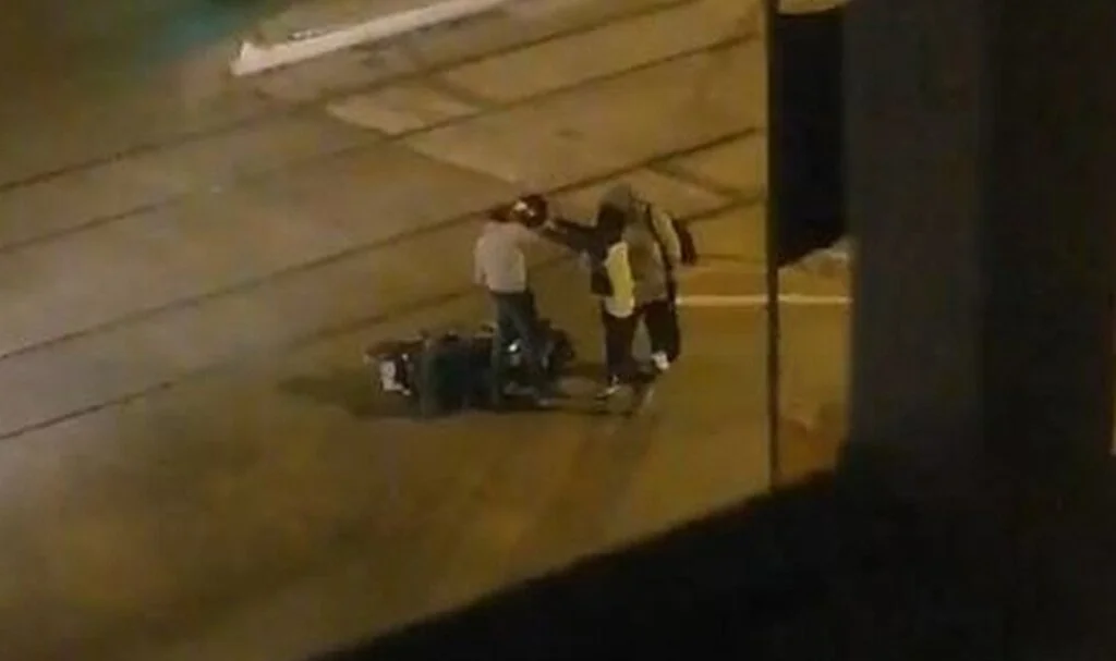Yeni motosikleti ile kaza yapan genç kız hırsını kendisine çarpan sürücüye kaskı ile vurarak çıkardı