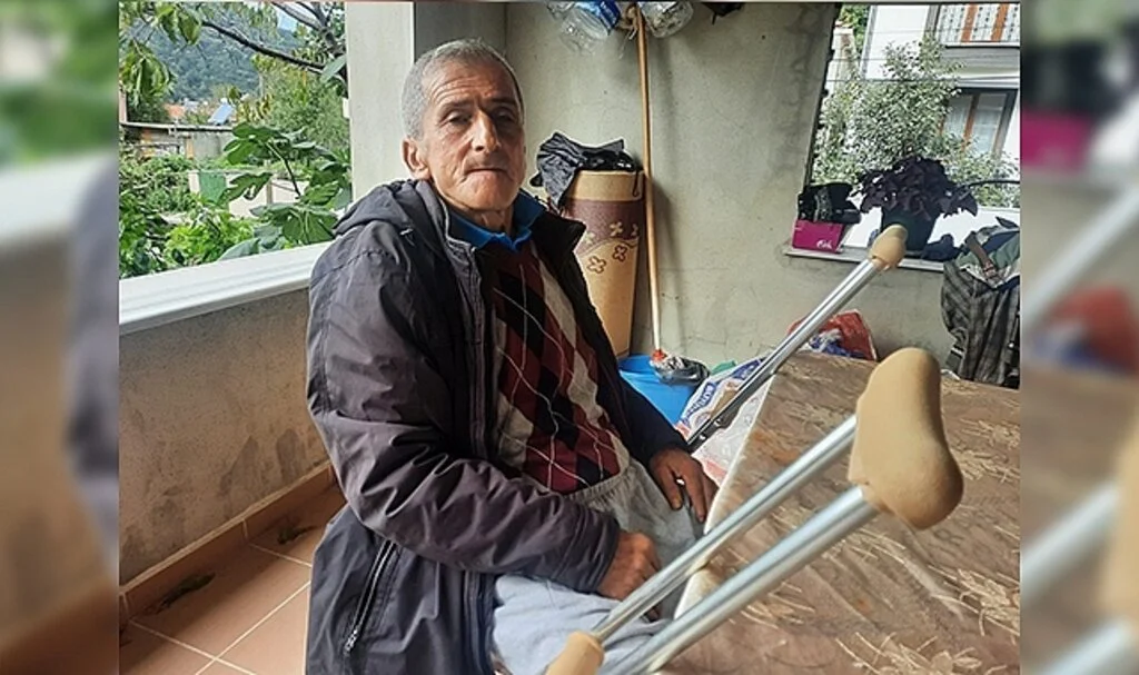  Yere düşen Türk bayrağını direğe asmak isterken düşen vatandaş ölümden döndü