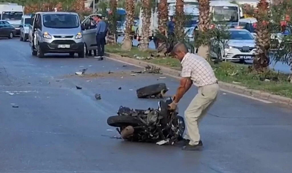 Yol kenarında duran motosiklet sürücüsünün acı sonu