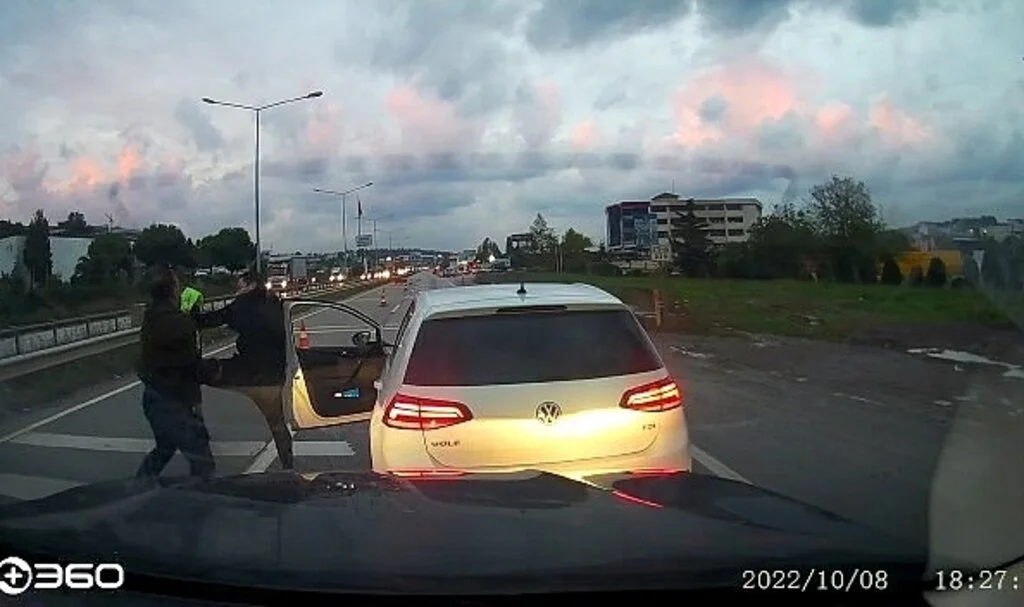 Yol tartışması anayolu ringe çevirdi...Biber gazıyla müdahale gecikmedi