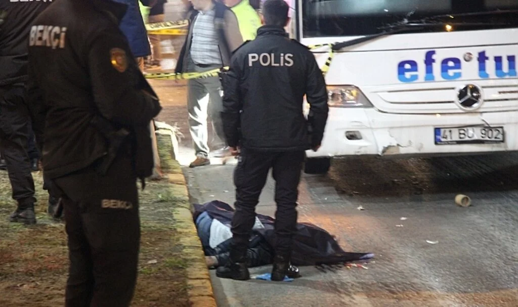Yolcu otobüsüyle motosiklet çarpıştı: 1 ölü