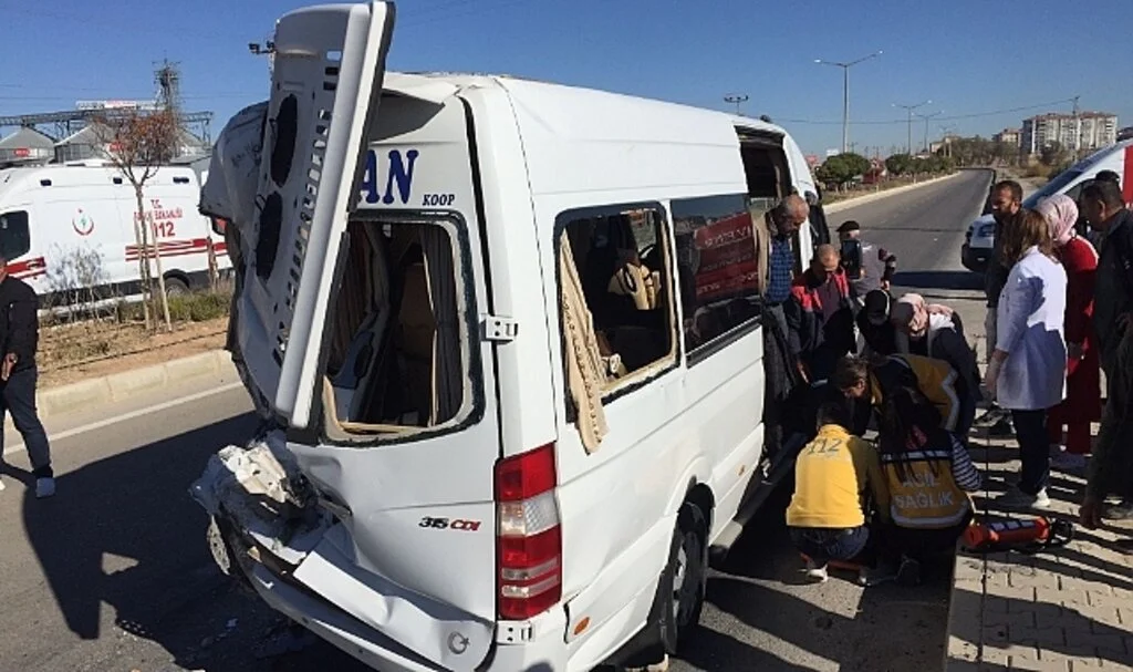 Yozgat’ta Kamyon ile minibüs çarpı 11 kişi yaralandı