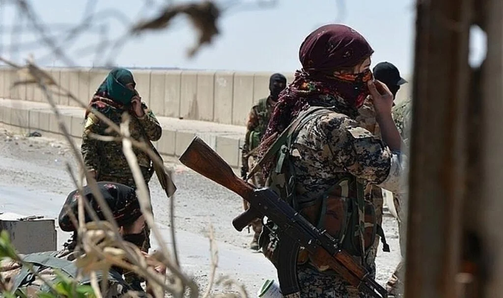 YPG/PKK, işgalinde tuttuğu Aynularab'da silahlı kadrosu için 4 çocuğu daha kaçırdı