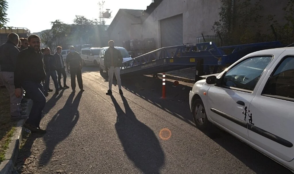 Yük rampasına çarpan otomobilin sürücüsü yaralandı
