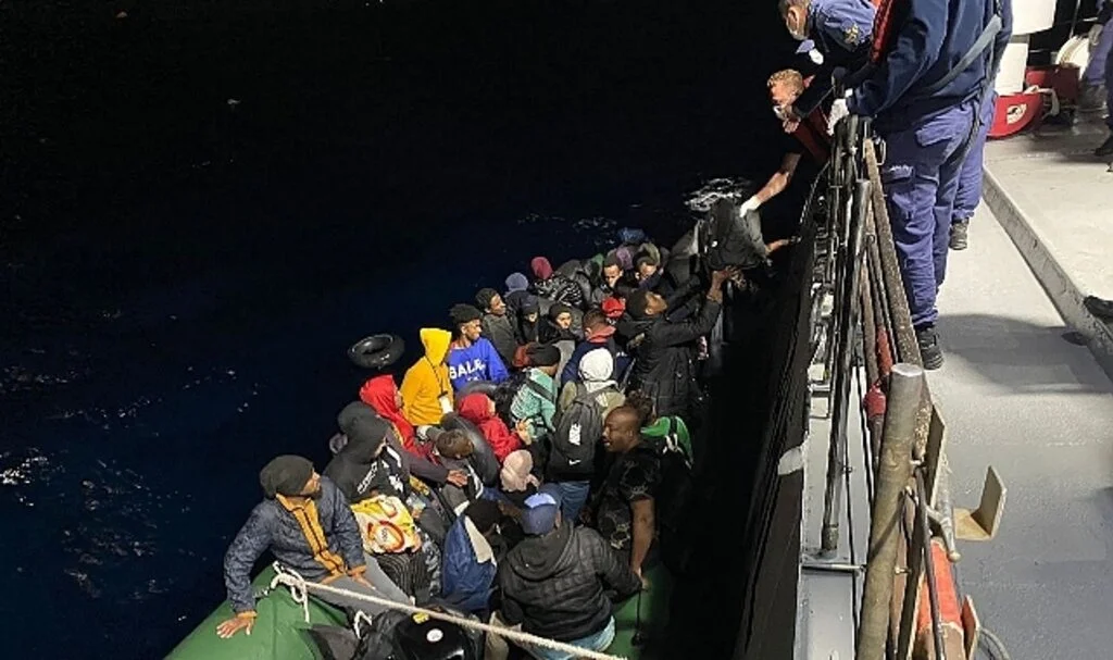 Yunanistan’ın ittiği 38 düzensiz göçmen kurtarıldı