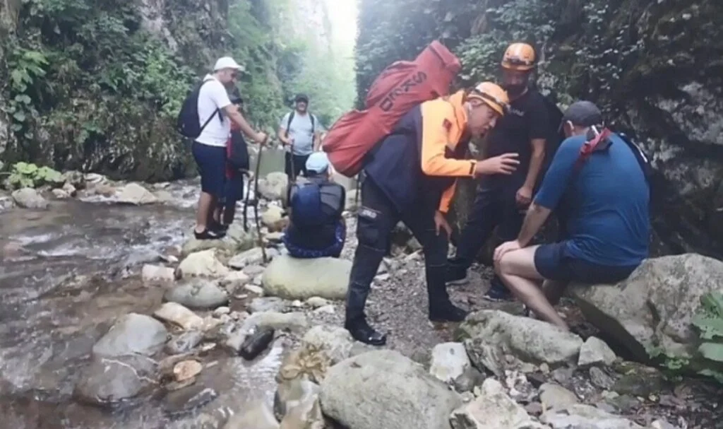 Yürüyüş için gittiği kanyonda omzu çıkan vatandaşa kurtarma operasyonu
