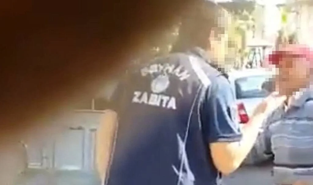 Zabıtadan seyyar satıcıya tokat