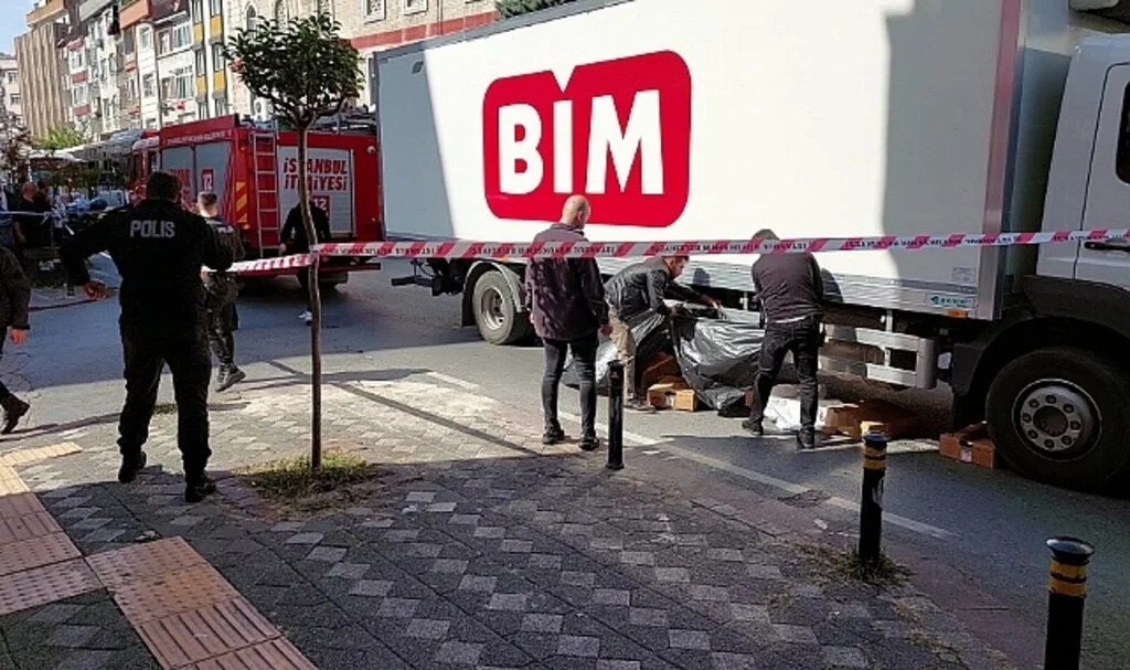 Zeytinburnu’nda pazardan dönen yaşlı kadın kamyonun altında kaldı