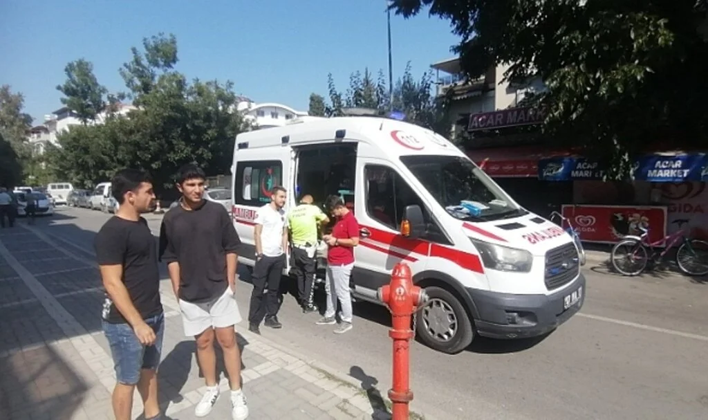 Zincirleme kazada yaralanan sürücü ambulansta ağladı