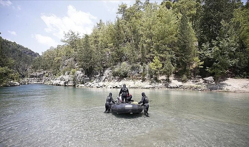 Zorlu eğitimin ardından su altında arama kurtarma yapıyorlar