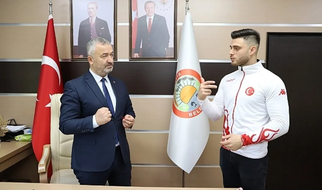 19 Mayıs Belediye Başkanı Osman Topaloğlu şampiyonu ödülendirdi 