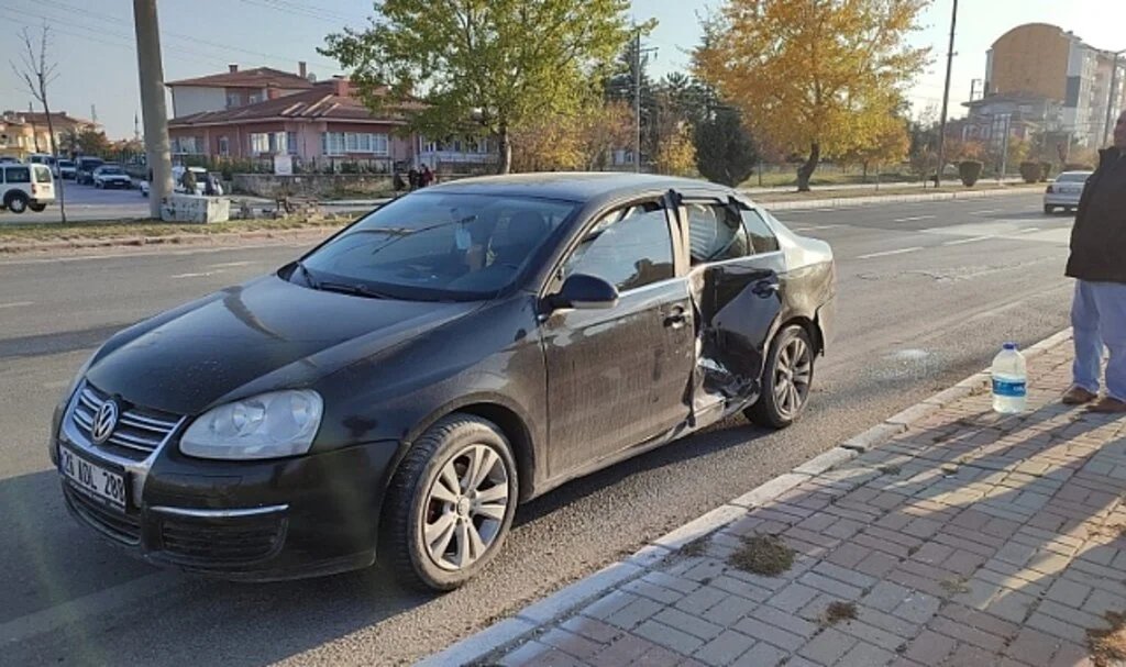 2 aracın çarpıştığı kazada üç kişi yaralandı