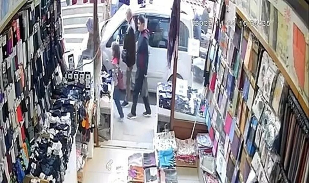 2 çocuklu aile ölümden saniyelerle kurtuldu, o anlar kameralara yansıdı