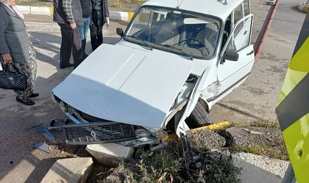 2 otomobilin çarpıştığı kazada şans eseri yaralanan olmadı