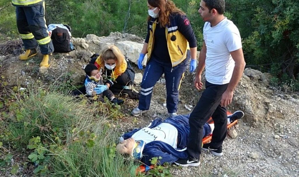 20 metrelik şarampole uçan otomobilde can pazarı: 2 yaralı