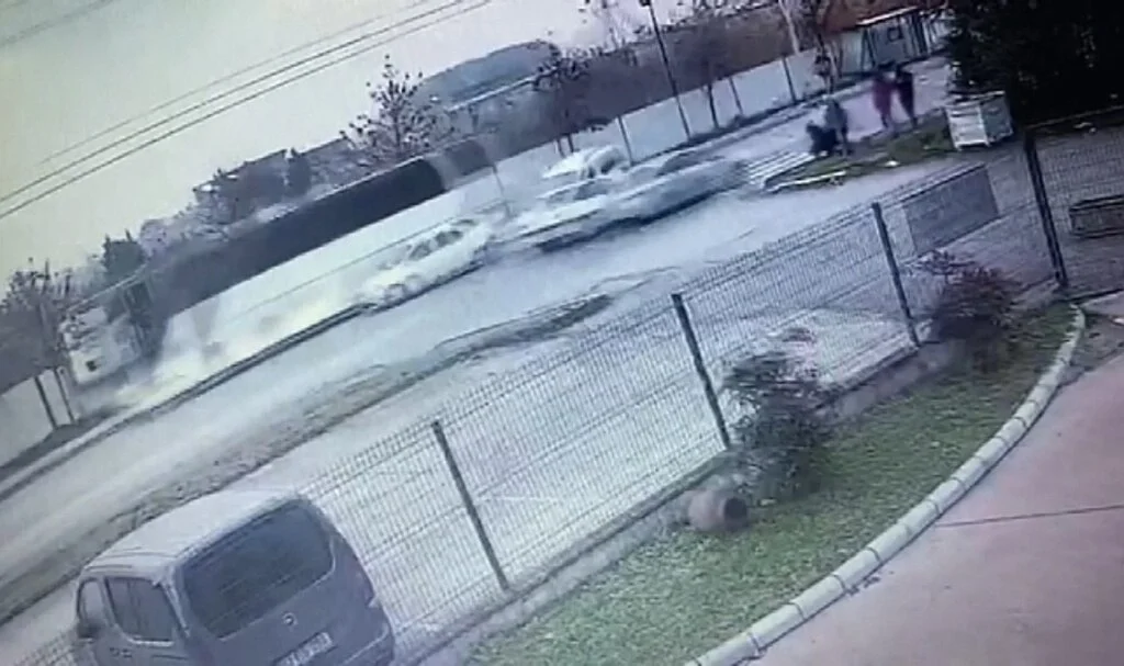 3 araç böyle çarpıştı, o anlar kamerada