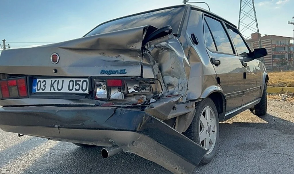 3 araca çarpıp kaçtı, düşürdüğü parçadan yakalandı