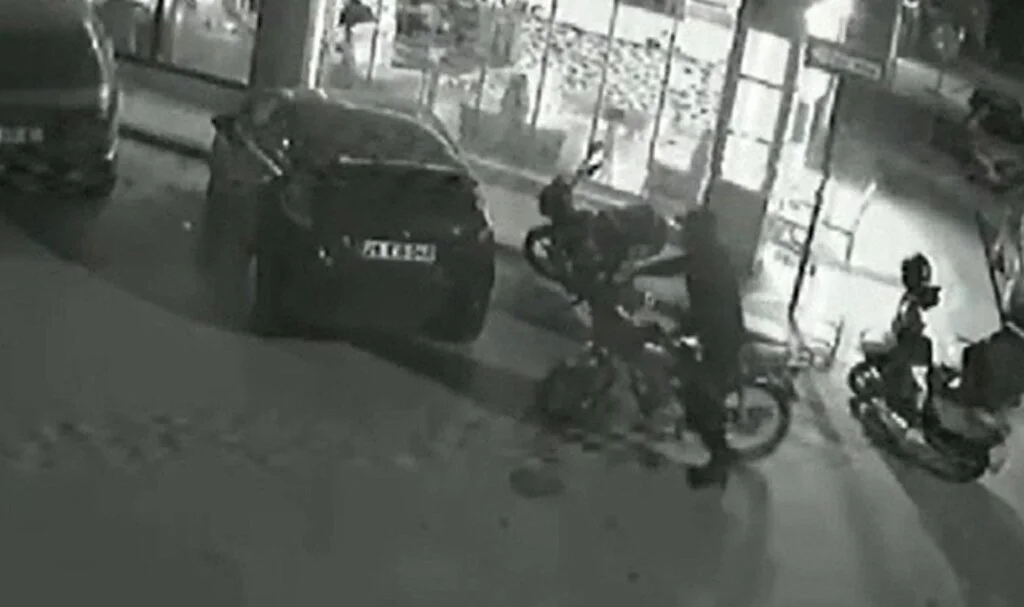30 saniyede motosiklet adeta yok oldu