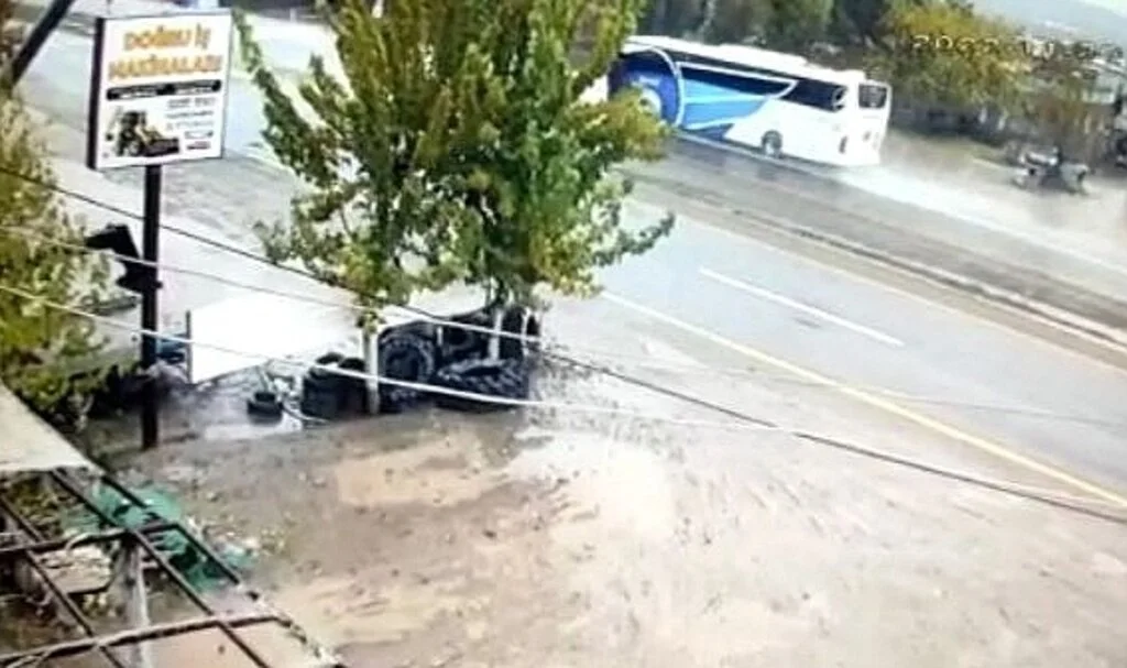 35 yolcunun yaralandığı feci kaza kameralara yansıdı
