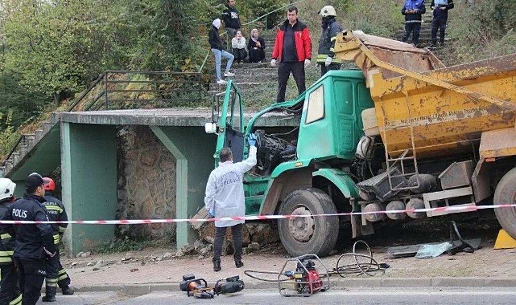 70 metre sürüklenen kamyon beton merdivene çarptı: 1 ölü