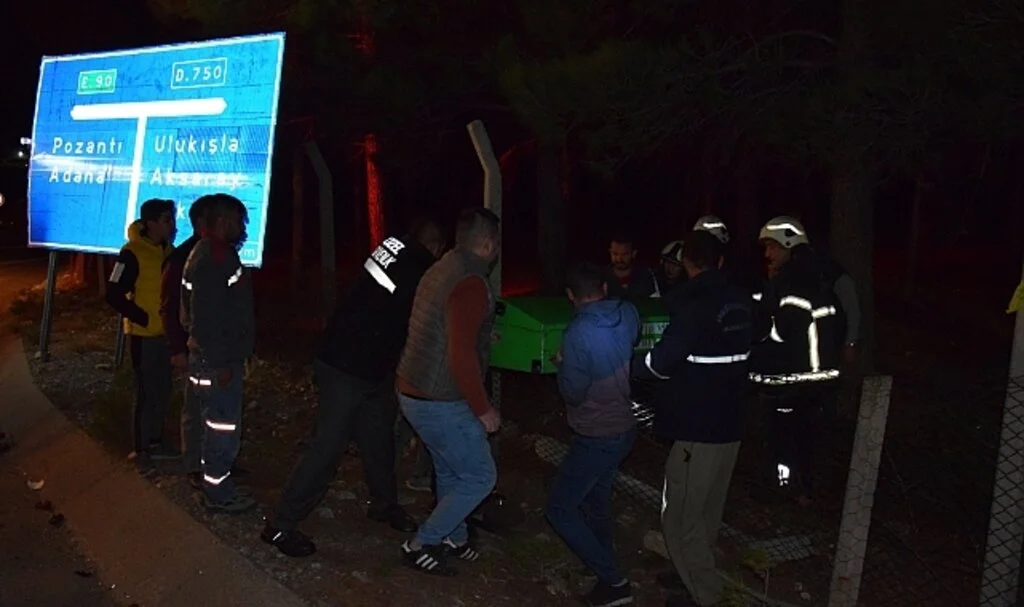 Adana’da elma yüklü kamyon fabrika bahçesine uçtu, sürücü hayatını kaybetti