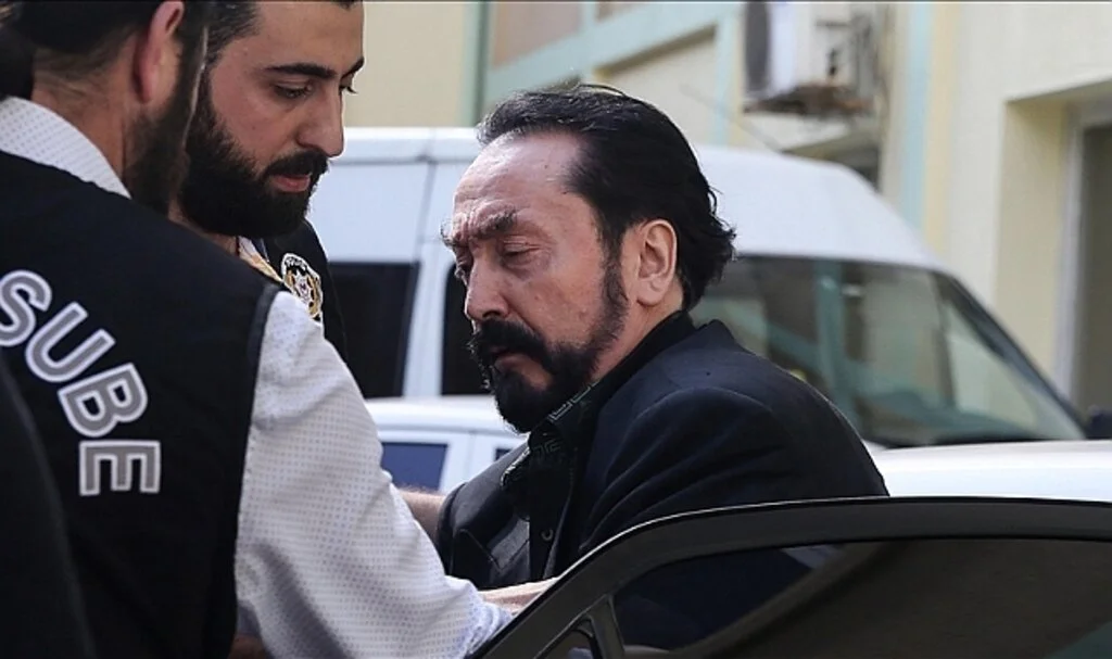 Adnan Oktar'ın "avukat görüşmelerinde örgüte üye kazandırdığı" iddiasına suç duyurusu