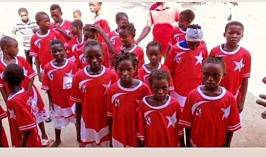Afrikalı Çocuklara Yabancılar Pazarıspor'dan Anlamlı Hediye 