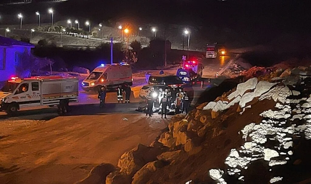 Afyonkarahisar’da otomobil şarampole devrildi, çok sayıda ölü ve yaralı var