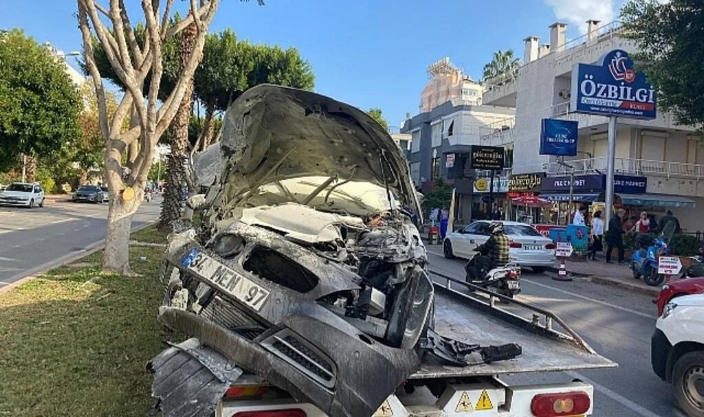 Ağaca çarparak durabilen lüks otomobil hurdaya döndü