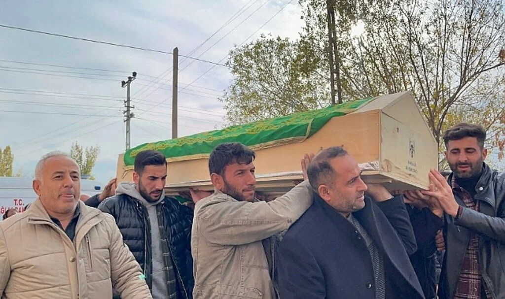 Ağrı’da kazada hayatını kaybeden 16 yaşındaki kız son yolculuğuna uğurlandı