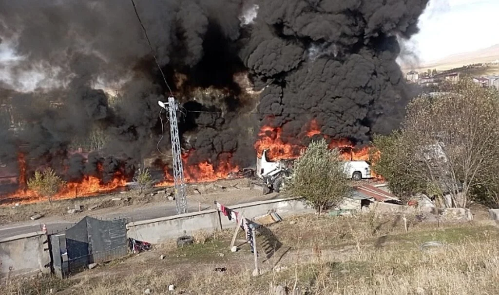 Ağrı’da tanker yolcu otobüsüyle çarpıştı, kaza sonrası yangın çıktı