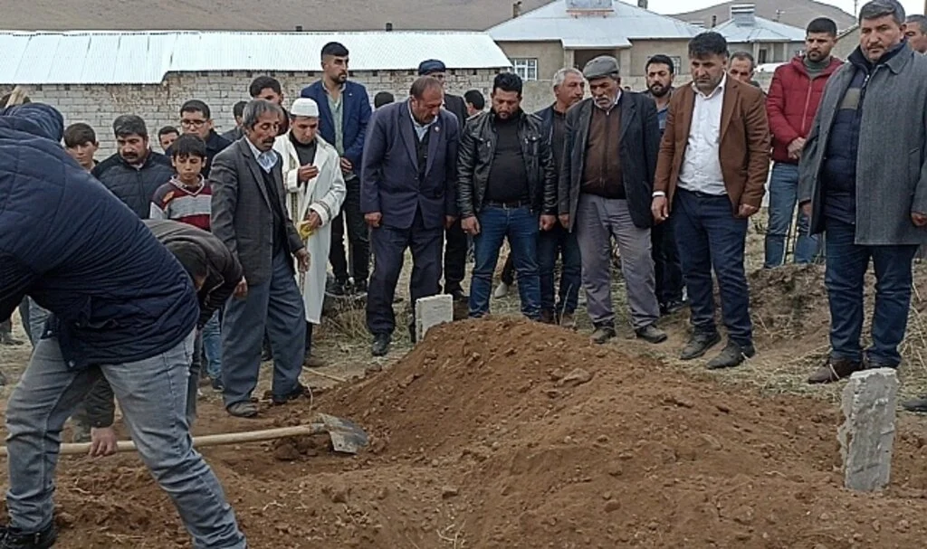 Ağrı'daki otobüs kazasında hayatını kaybeden Gürbüz Erciş’te toprağa verildi