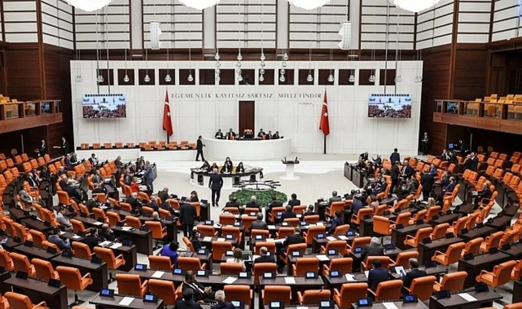 AK Parti'den muhalefete anayasa değişikliği teklifi ziyareti