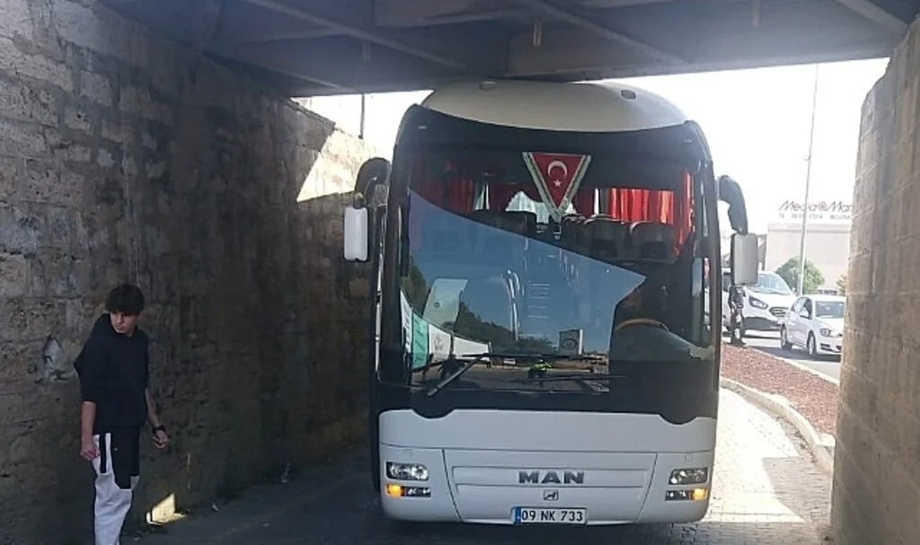 AK Parti’li Kafileyi Taşıyan Otobüs Alt Geçide Sıkıştı