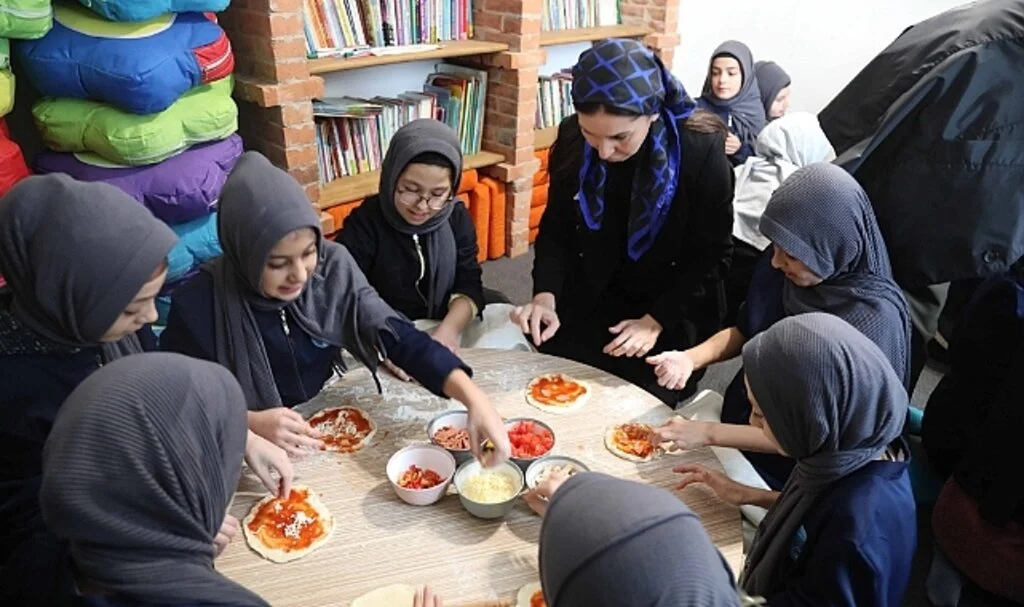 AK Parti Samsun Milletvekili Karaaslan çocuklarla çikolata ve pizza yaptı