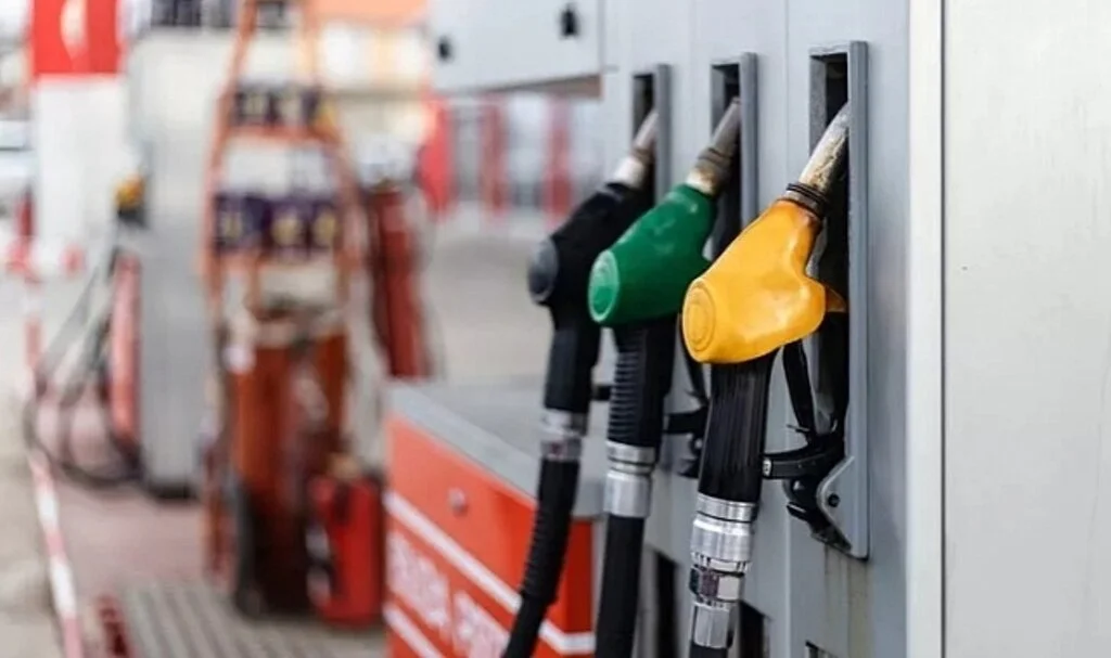 Akaryakıt fiyatları bir kez daha değişiyor! Benzine ikinci zam yolda! LPG fiyatları da artıyor… (3 Kasım 2022 güncel benzin, mazot (motorin) ve otogaz fiyatları)