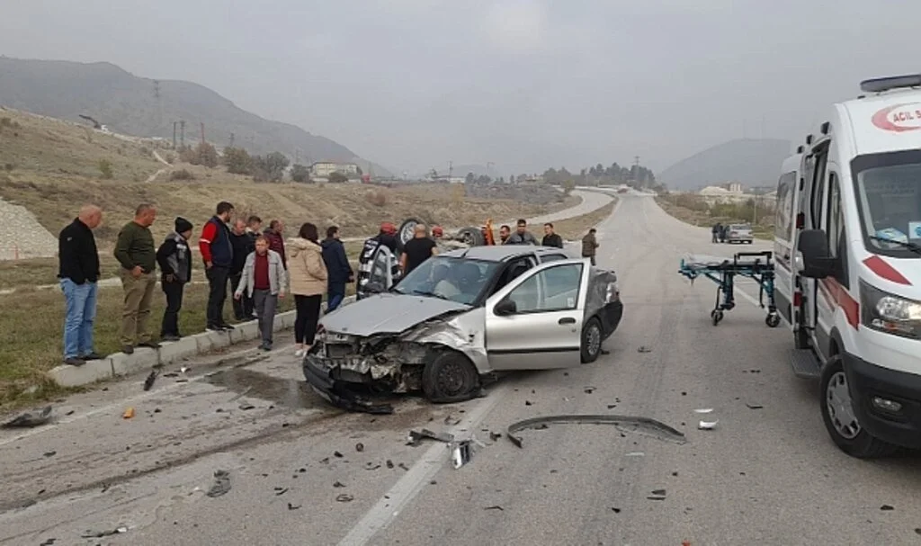 Amasya’da İki Otomobil Çarpıştı: 3 Yaralı