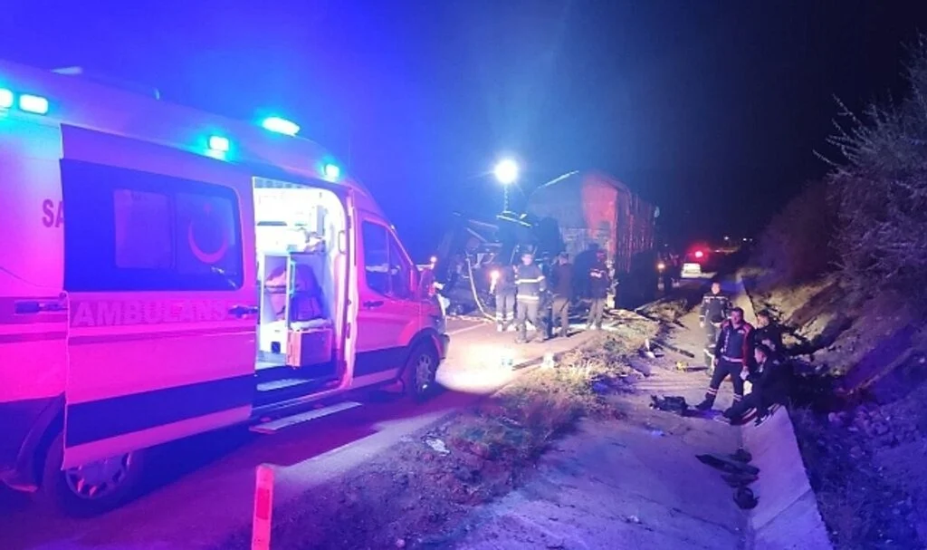 Amasya’da tiyatro oyuncularını taşıyan minibüs tıra çarptı: 3 ölü, 8 yaralı