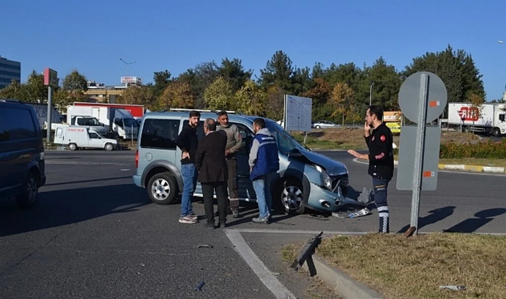 Ambulansla hafif ticari araç çarpıştı: 2 sağlık görevlisi yaralandı