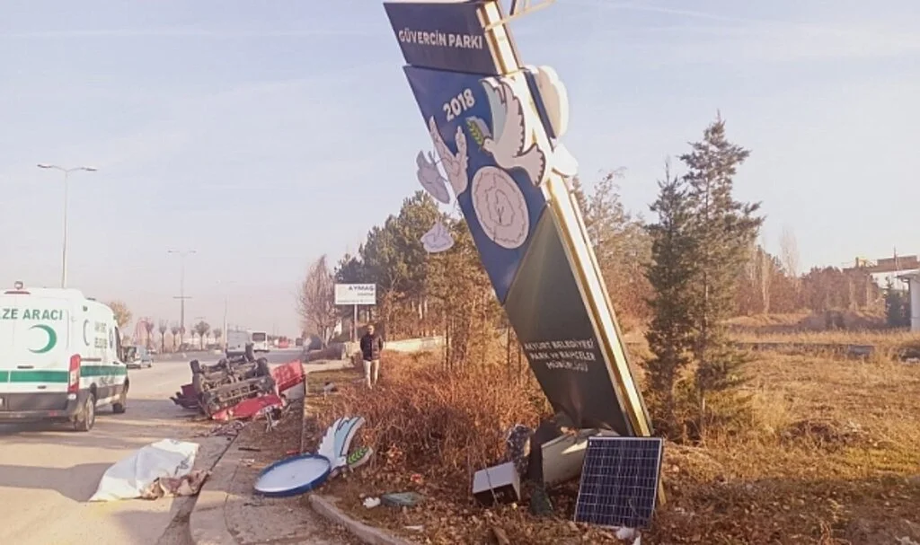 Ankara'da otomobil direğe çarptı: 1 ölü, 3 yaralı