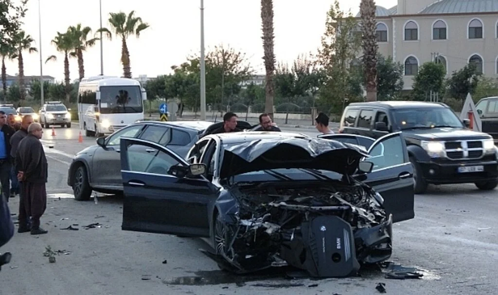 Antalya'da çarpışan otomobiller hurdaya döndü: 1 yaralı