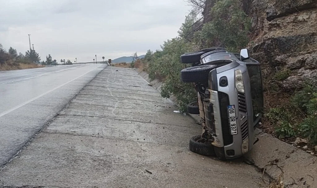 Antalya'da kontrolden çıkan kamyonet takla attı: 1 yaralı