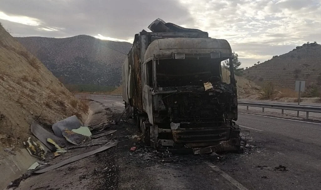 Antalya'da muz yüklü tır alev alev yandı