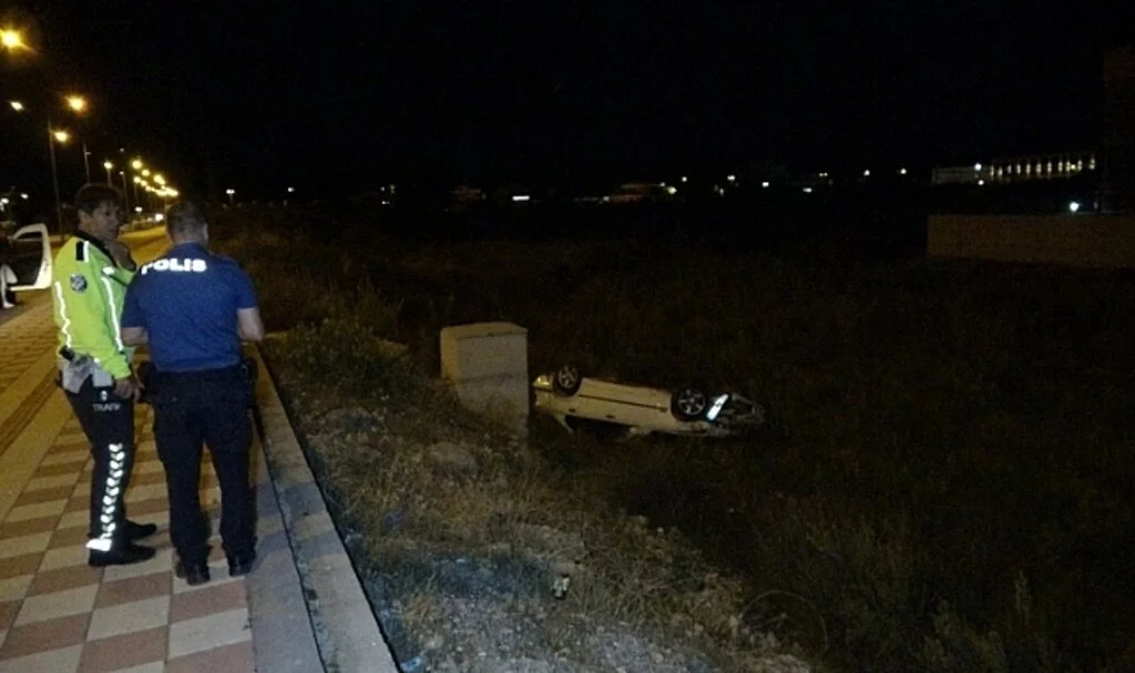 Antalya'da otomobil şarampole uçtu: 3 yaralı