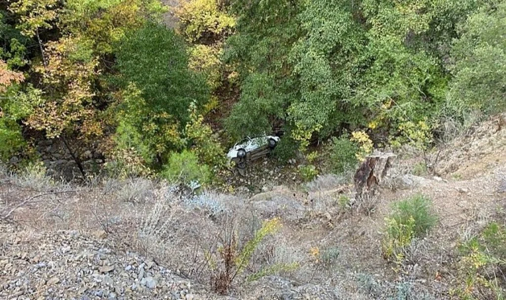 Antalya'da otomobil uçuruma yuvarlandı: 1 ölü,1 yaralı